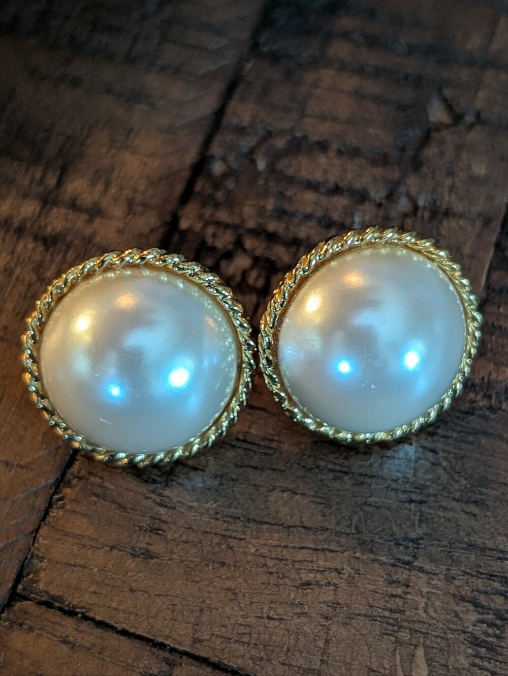 Classic Vintage  Faux Pearl Gold Rope-Edge Cobochon Stud Earrings - White